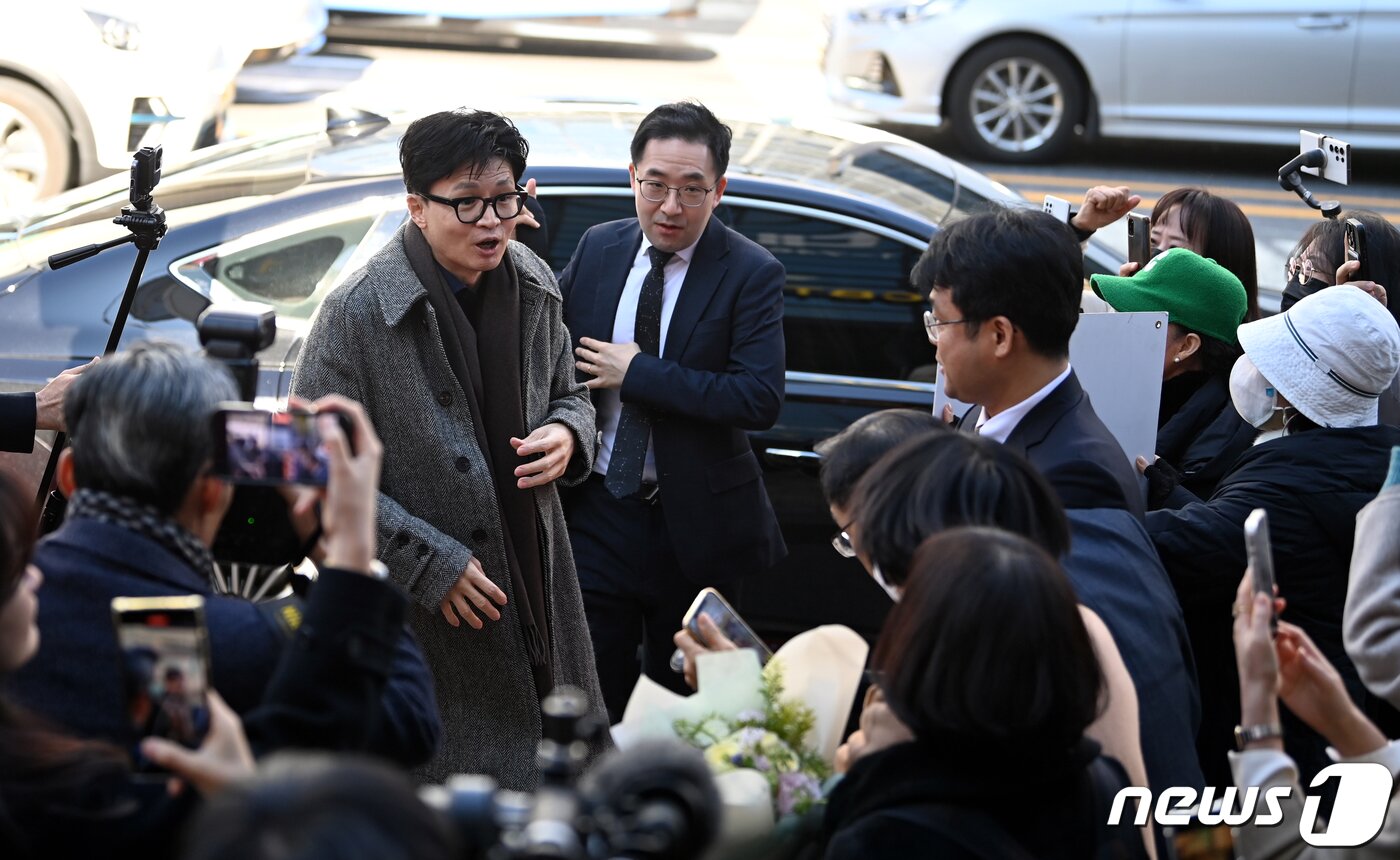 본문 이미지 - 한동훈 법무부 장관이 21일 오전 대전광역시 한국어능력 등 사회통합프로그램 CBT 평가 대전센터 개소식에 참석하기 위해 차에서 내리자 지지자들로부터 환영 받고 있다. (공동취재) 2023.11.21/뉴스1 ⓒ News1 김기태 기자
