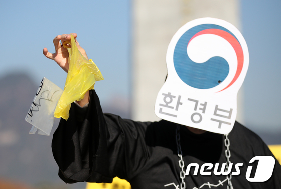 일회용품 규제 완화는 환경부의 의무와 책임 포기