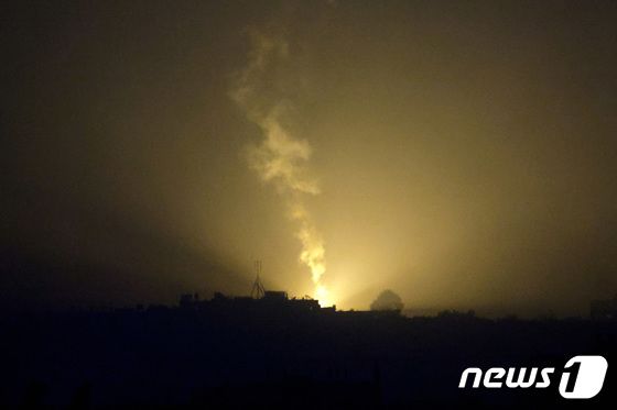 [사진] 이스라엘 군 발사한 가자 지구 상공의 포탄 화염