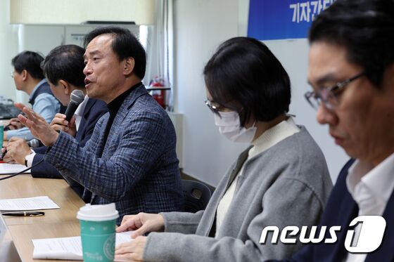 헌법적 문제점 발표하는 김종철 교수