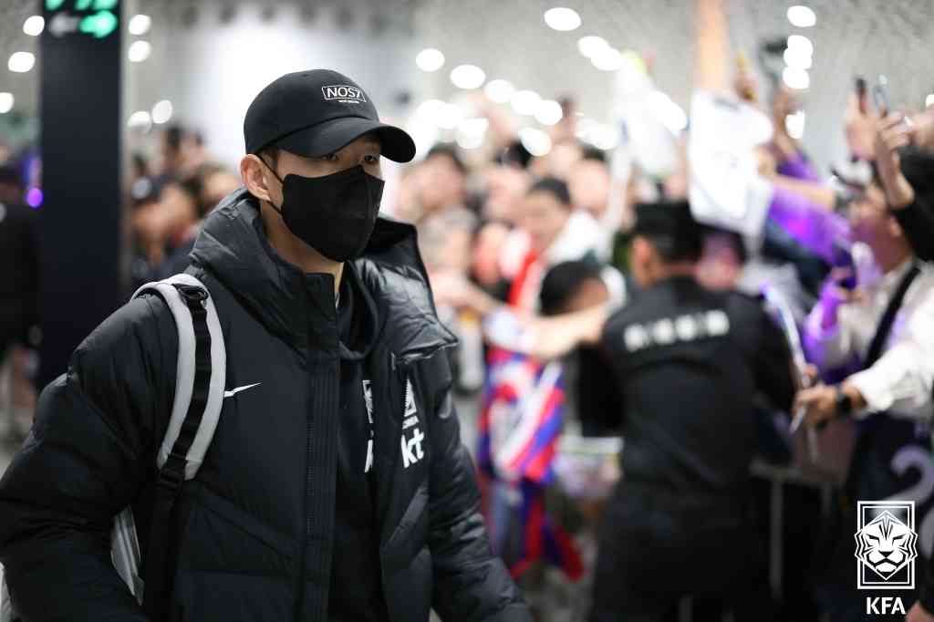 지난 19일 중국에 도착한 손흥민을 향해 많은 중국 팬들이 환호하고 있다 (대한축구협회 제공)