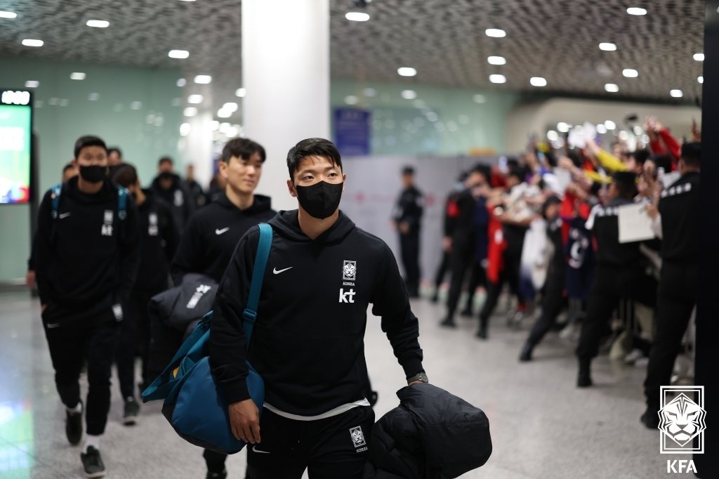 지난 19일 중국에 도착한 태극전사들을 향해 중국 팬들이 환호하고 있다 &#40;대한축구협회 제공&#41;