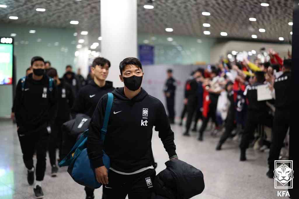 지난 19일 중국에 도착한 태극전사들을 향해 중국 팬들이 환호하고 있다 (대한축구협회 제공)<br /><br />