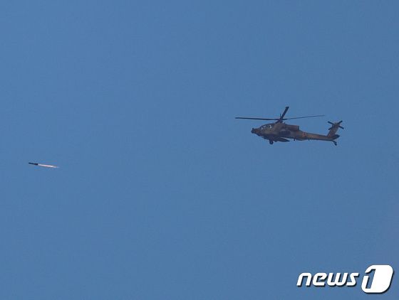 [사진] 가자 상공서 로켓 발사하는 이스라엘 아파치 헬기