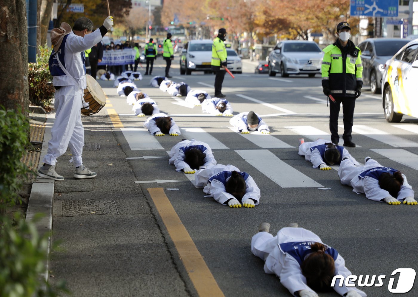 21일 울산장애인부모회가 발달장애인에 대한 차별 철폐를 촉구하며 울산 남구 울산대공원에서 공업탑을 지나 시청을 향하는 오체투지 행진을 하고 있다.2023.11.21/뉴스1 ⓒ News1 김지혜 기자