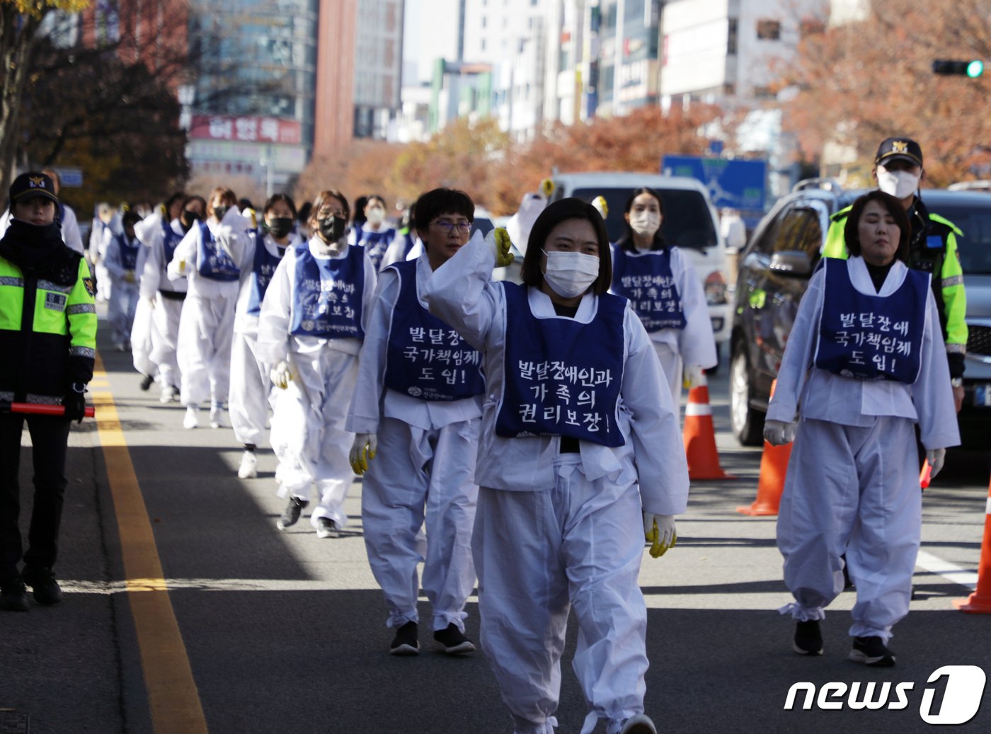 21일 울산장애인부모회 발달장애인에 대한 차별 철폐를 촉구하며 울산 남구 울산대공원에서 공업탑을 지나 시청을 향하는 오체투지 행진을 하고 있다.2023.11.21/뉴스1 ⓒ News1 김지혜 기자