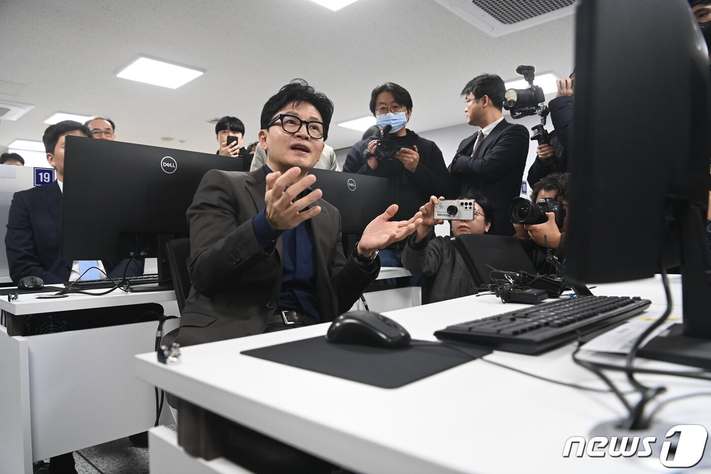본문 이미지 - 한동훈 법무부장관이 21일 대전 중구 한국이민재단 대전 CBT 센터 평가실에서 한국어 능력 등 외국인 사회통합프로그램 평가를 위한 시스템을 살펴보고 있다. (공동취재) 2023.11.21/뉴스1 ⓒ News1 김기태 기자
