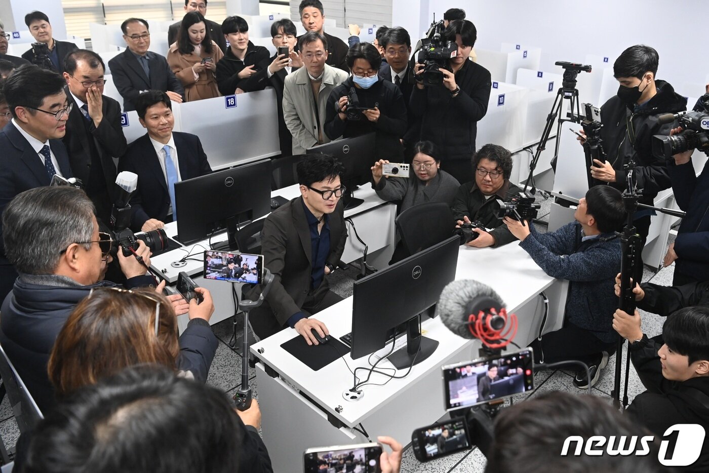본문 이미지 - 한동훈 법무부장관이 21일 대전 중구 한국이민재단 대전 CBT 센터 평가실에서 한국어 능력 등 외국인 사회통합프로그램 평가를 위한 시스템을 살펴보고 있다.  (공동취재) 2023.11.21/뉴스1 ⓒ News1 김기태 기자