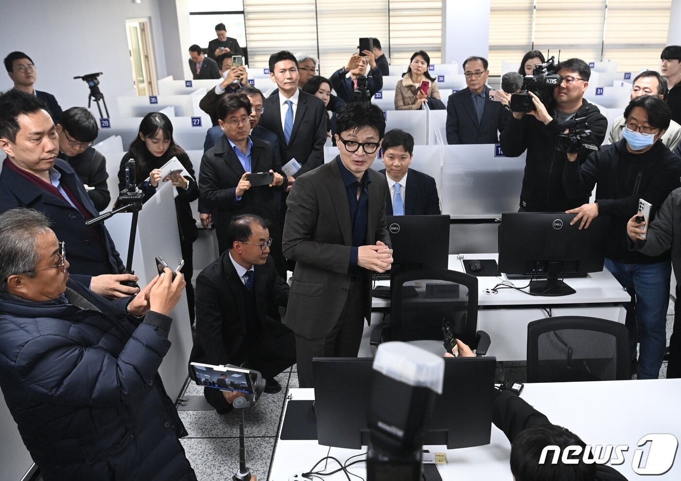 본문 이미지 - 한동훈 법무부장관이 21일 대전 중구 한국이민재단 대전 CBT 센터 평가실에서 한국어 능력 등 외국인 사회통합프로그램 평가를 위한 시스템을 살펴보고 있다. (공동취재) 2023.11.21/뉴스1 ⓒ News1 김기태 기자