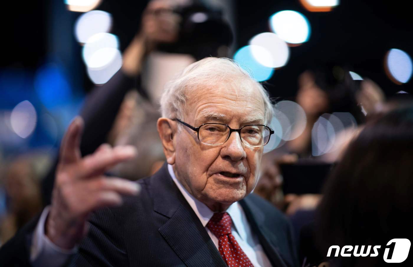 본문 이미지 - 2019년 5월4일 미국 네브래스카주 오마하에서 열린 버크셔해서웨이 연례 주주총회에서 회장인 워런 버핏이 연설하고 있다. ⓒ AFP=뉴스1