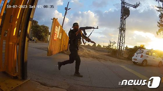[포토] 이스라엘 알루밈 키부츠서 포착된 무장대원