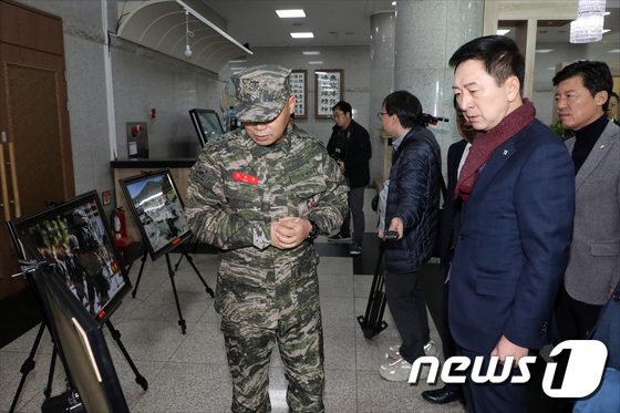 해병대 관련 기록 관람하는 김기현 대표