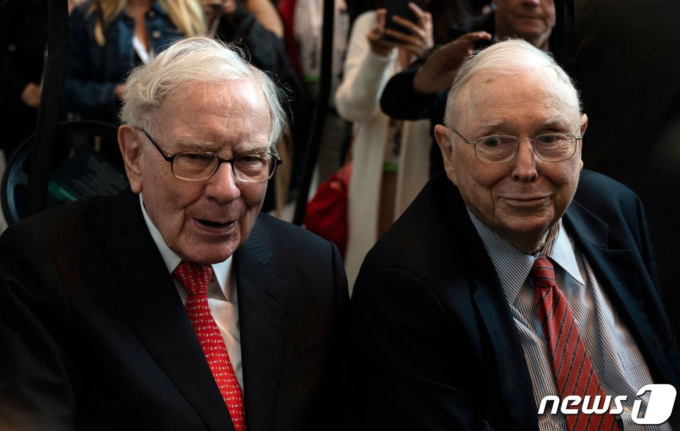 본문 이미지 - 버크셔해서웨이 회장 워런 버핏(왼쪽)과 버크셔 부회장인 찰리 멍거가 2019년 5월 오마하에서 열린 주주총회에 참석중이다. ⓒ AFP=뉴스1