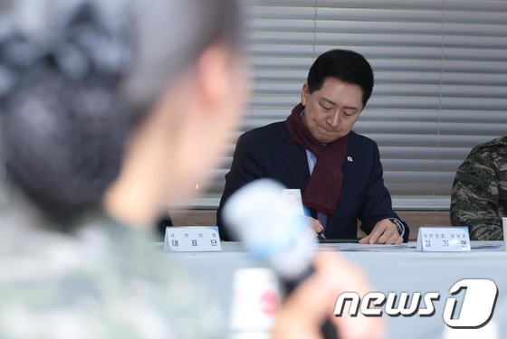 애로 사항 경청하는 김기현 대표