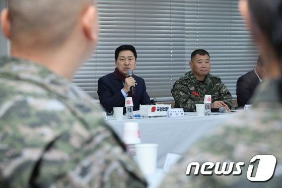 해병대 초급간부와 군 가족 만난 김기현 대표