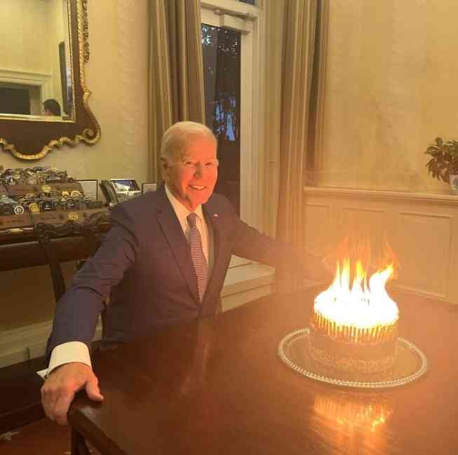 20일(현지시간) 81세 생일을 맞은 조 바이든 미국 대통령이 자신의 SNS에 수많은 촛불이 꽂힌 생일 케익과 함께 찍은 기념 사진을 게재했다. 인스타그램 갈무리