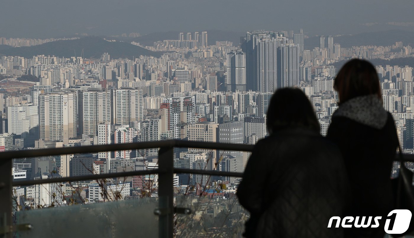 서울 남산을 찾은 시민이 서울시내 아파트단지를 바라보고 있다.. 2023.11.21/뉴스1 ⓒ News1 박세연 기자