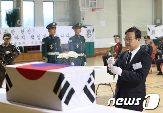 헌화하는 김성제 의왕시장