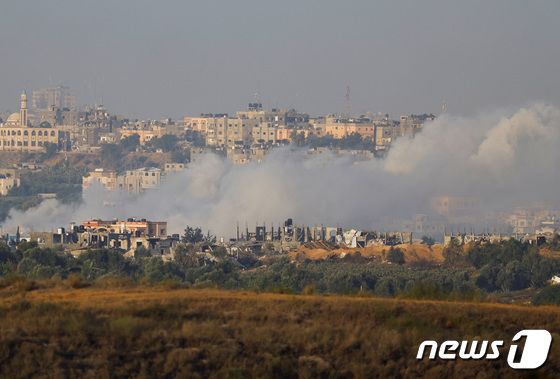 [포토] 폭격 맞아 가자지구서 피어오르는 흰 연기