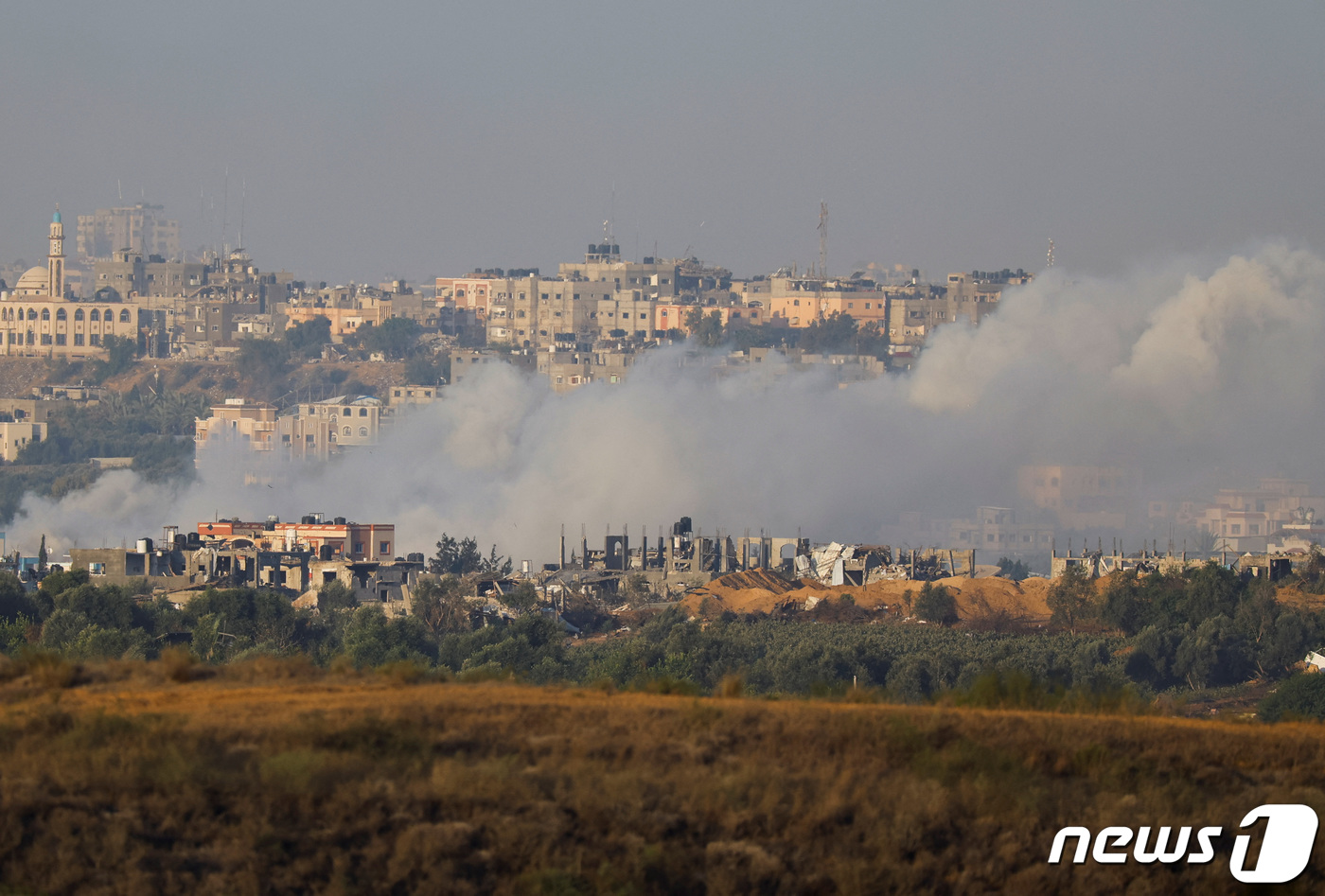 (이스라엘 남부 로이터=뉴스1) 정지윤 기자 = 이스라엘군이 가자지구에 폭격을 가하자 21일(현지시간) 흰 연기가 피어오르고 있다. 2023.11.21ⓒ 로이터=뉴스1