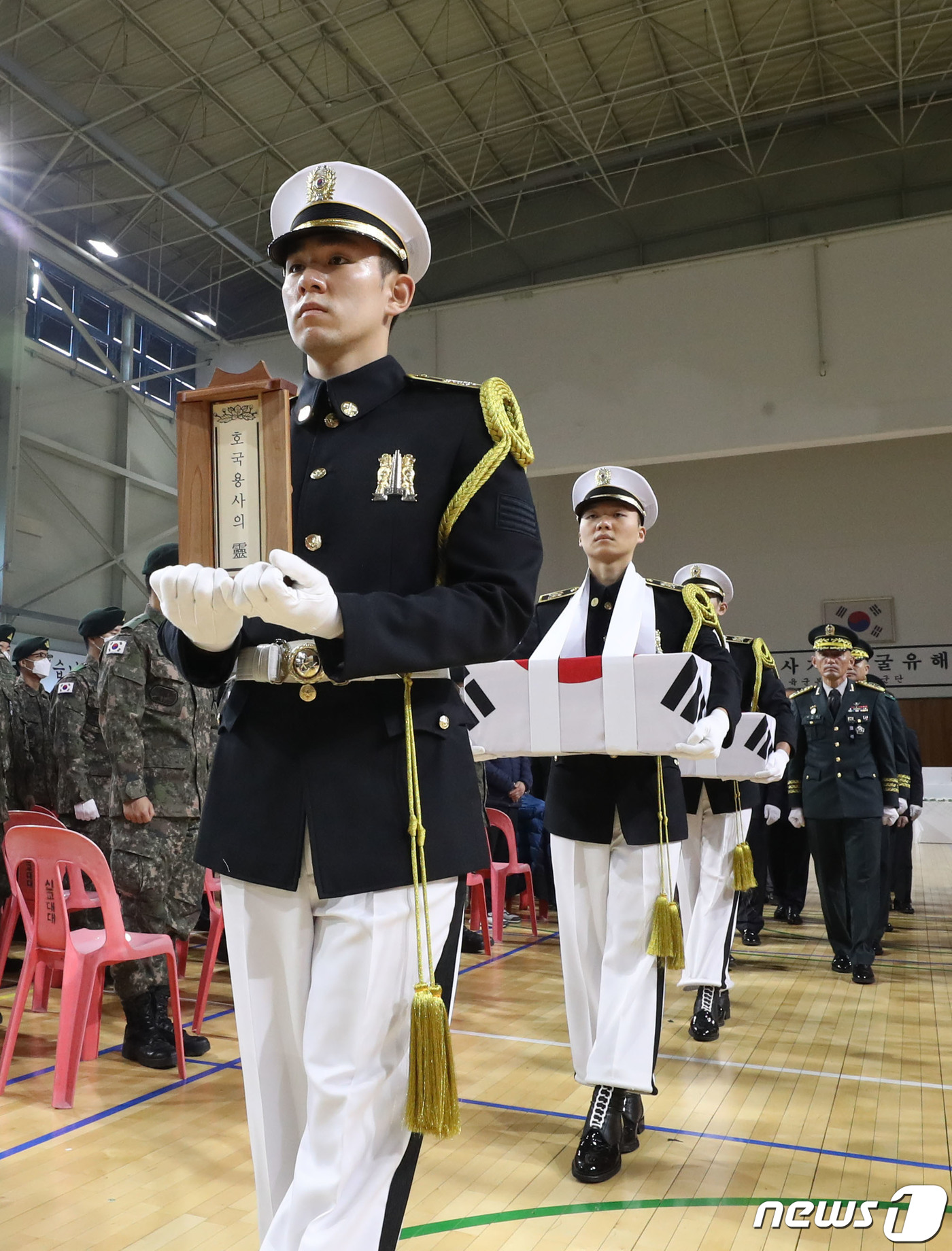 (의왕=뉴스1) 김영운 기자 = 21일 오후 경기 의왕시 고천다목적체육관에서 '6·25 전사자 발굴유해 영결식'이 거행되고 있다. 2023.11.21/뉴스1