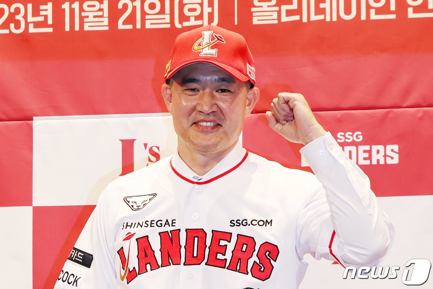 본문 이미지 - 이숭용 SSG 랜더스 신임 감독이 21일 오후 인천 홀리데이 인 송도 호텔에서 열린 취임식에서 포즈를 취하고 있다. 2023.11.21/뉴스1 ⓒ News1 민경석 기자