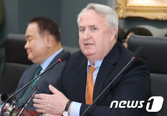 인사말하는 인요한 위원장