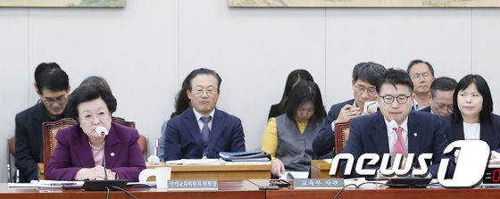 국회 교육위 출석한 이배용 위원장·장상윤 차관