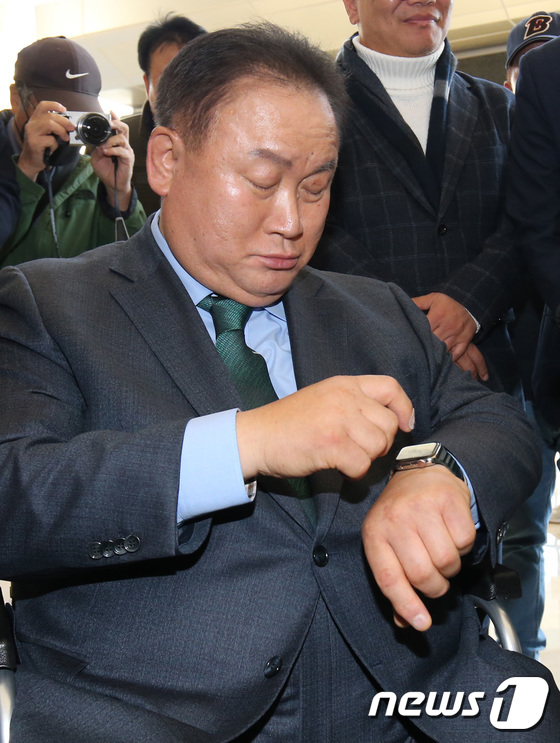 시간 확인하는 이상민 의원