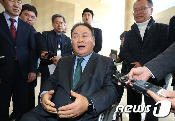 취재진 질문에 답하는 이상민 의원