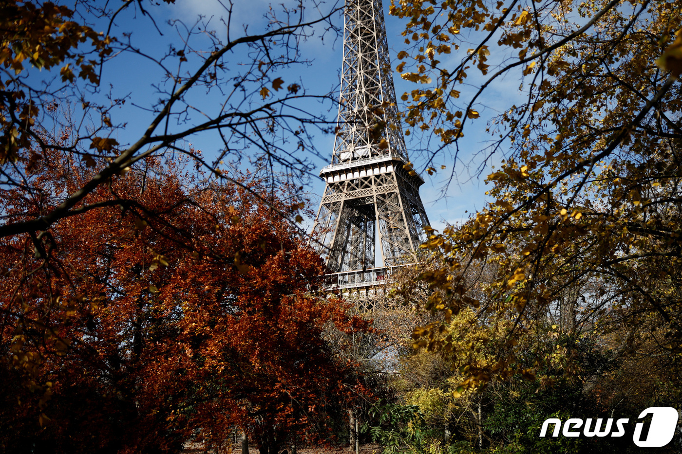 (파리 로이터=뉴스1) 김예슬 기자 = 20일(현지시간) 프랑스 파리에서 단풍 사이로 에펠탑의 모습이 보인다. 23.11.20ⓒ 로이터=뉴스1