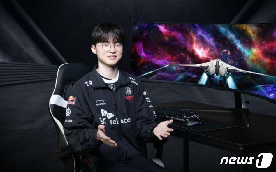 본문 이미지 -  오디세이 네오 G9(57형)을 체험하며 인터뷰 중인 T1 '페이커(본명 이상혁)' 선수. (삼성전자 뉴스룸 제공)