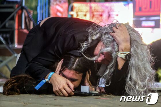 [포토] 미사일 경보에 딸 지키는 어머니