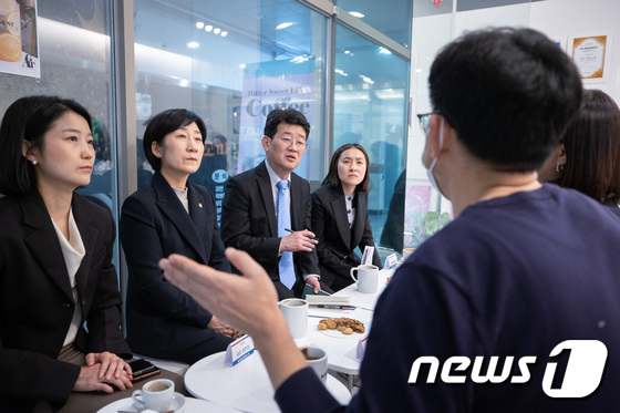 '일회용품 제도 변화' 현장 목소리 듣는 한화진 장관
