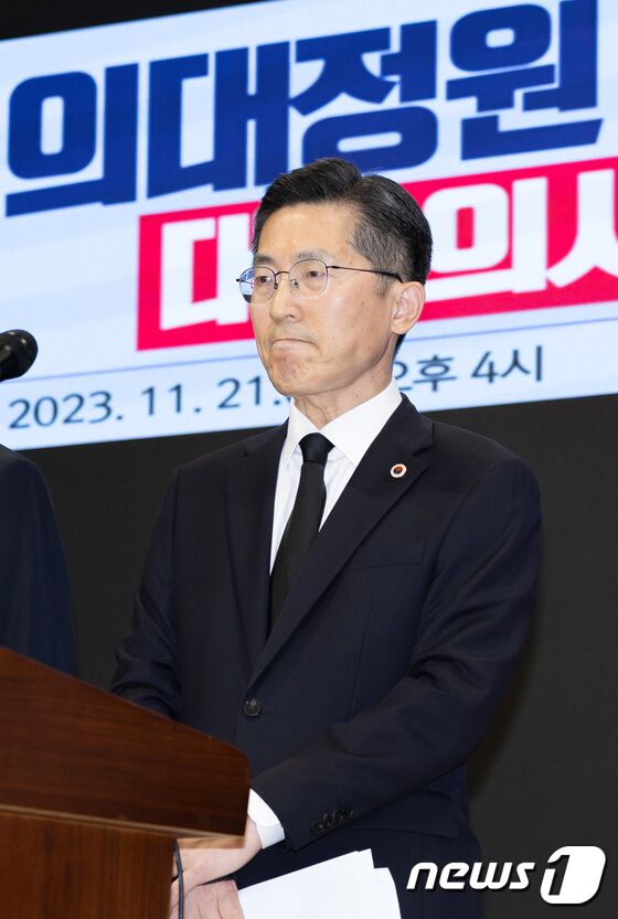굳은 표정의 이필수 회장