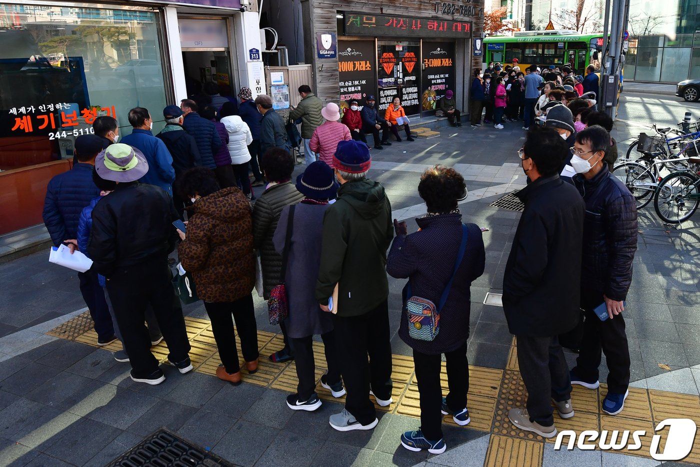 지난달 21일 오후 경북 포항시 북구 육거리에 있는 포항범시민지진대책본부 사무실 앞에 정신적 위자료 추가 소송을 위해 찾아온 시민들이 줄을 서서 기다리고 있다. 2023.11.21/뉴스1 ⓒ News1 최창호 기자