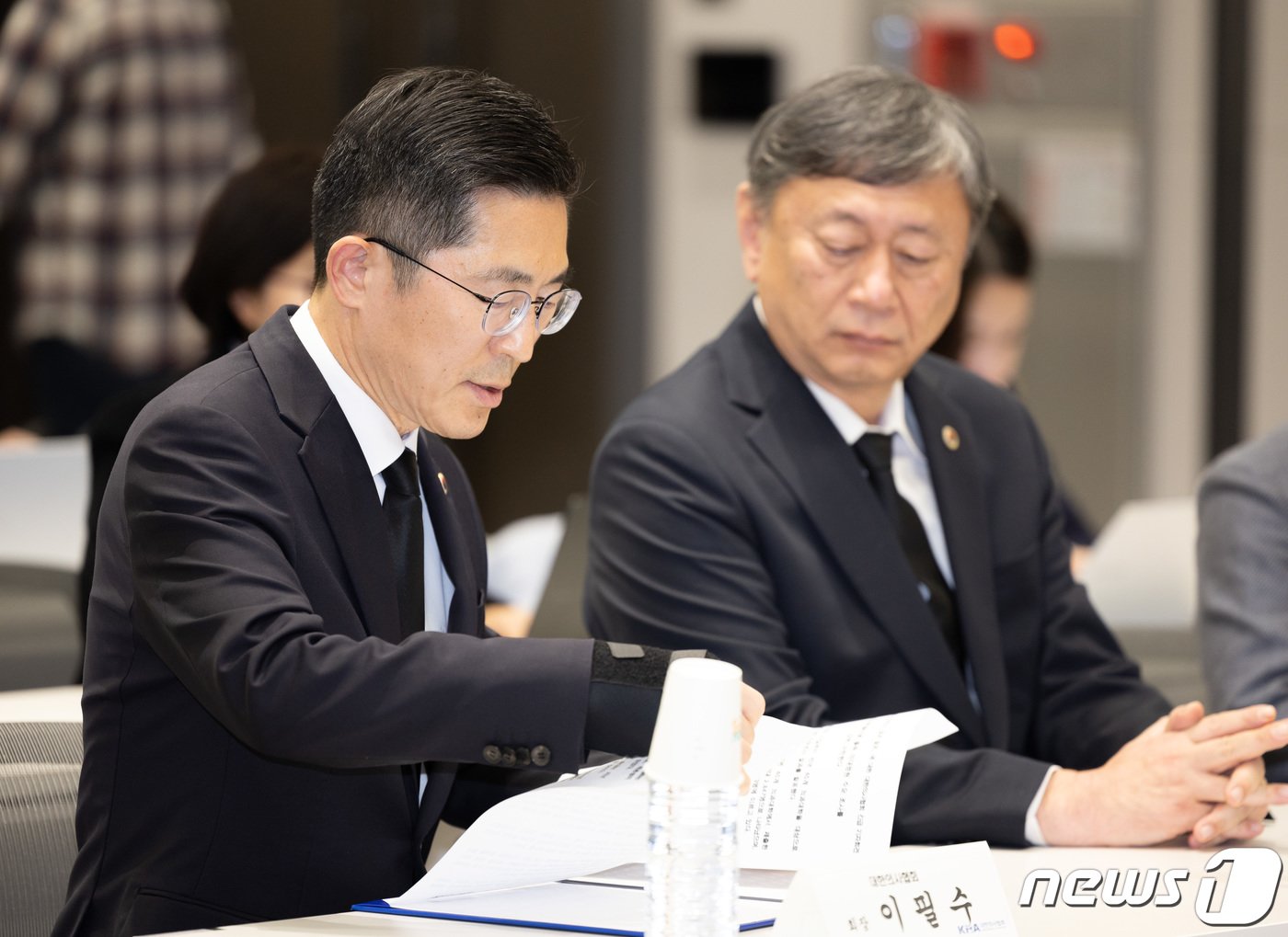 이필수 대한의사협회장이 21일 오후 서울 용산구 대한의사협회에서 열린 정부의 의대 정원 수요조사 결과 발표에 대한 긴급 기자회견에서 자료를 살펴보고 있다. 2023.11.21/뉴스1 ⓒ News1 이재명 기자