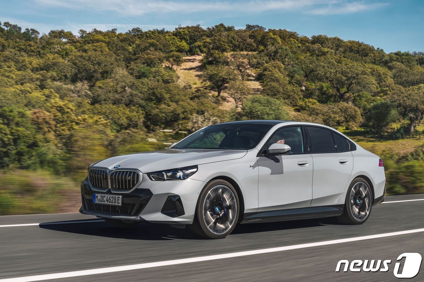 본문 이미지 - 주행 중인 BMW i5.(BMW코리아 제공)ⓒ 뉴스1 