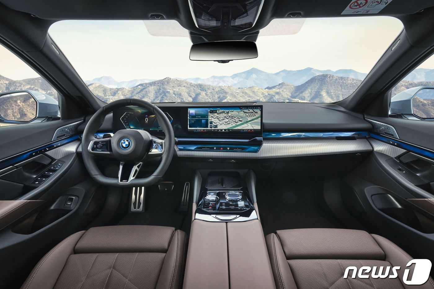 본문 이미지 - BMW 5시리즈의 전기차 'i5' 실내.(BMW코리아 제공)ⓒ 뉴스1 