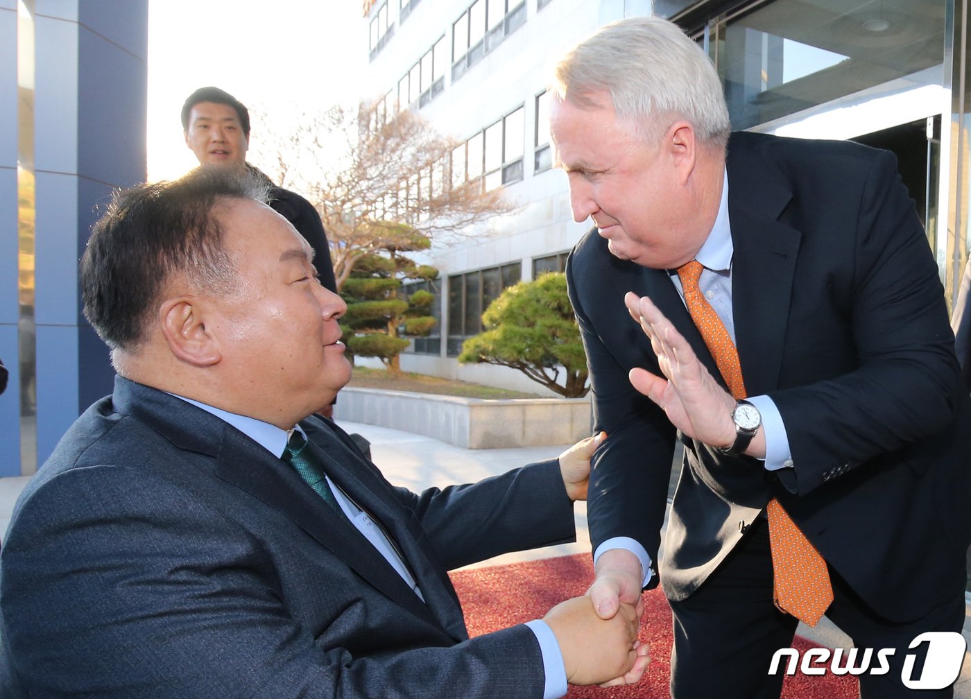 인요한 국민의힘 혁신위원장이 21일 대전 유성구 한국과학기술연구원&#40;KAIST&#41;에서 열린 한국 정치의 문제점과 개혁방안 강연 및 토론회를 마친 이상민 더불어민주당 의원과 인사하고 있다. 2023.11.21/뉴스1 ⓒ News1 김기태 기자