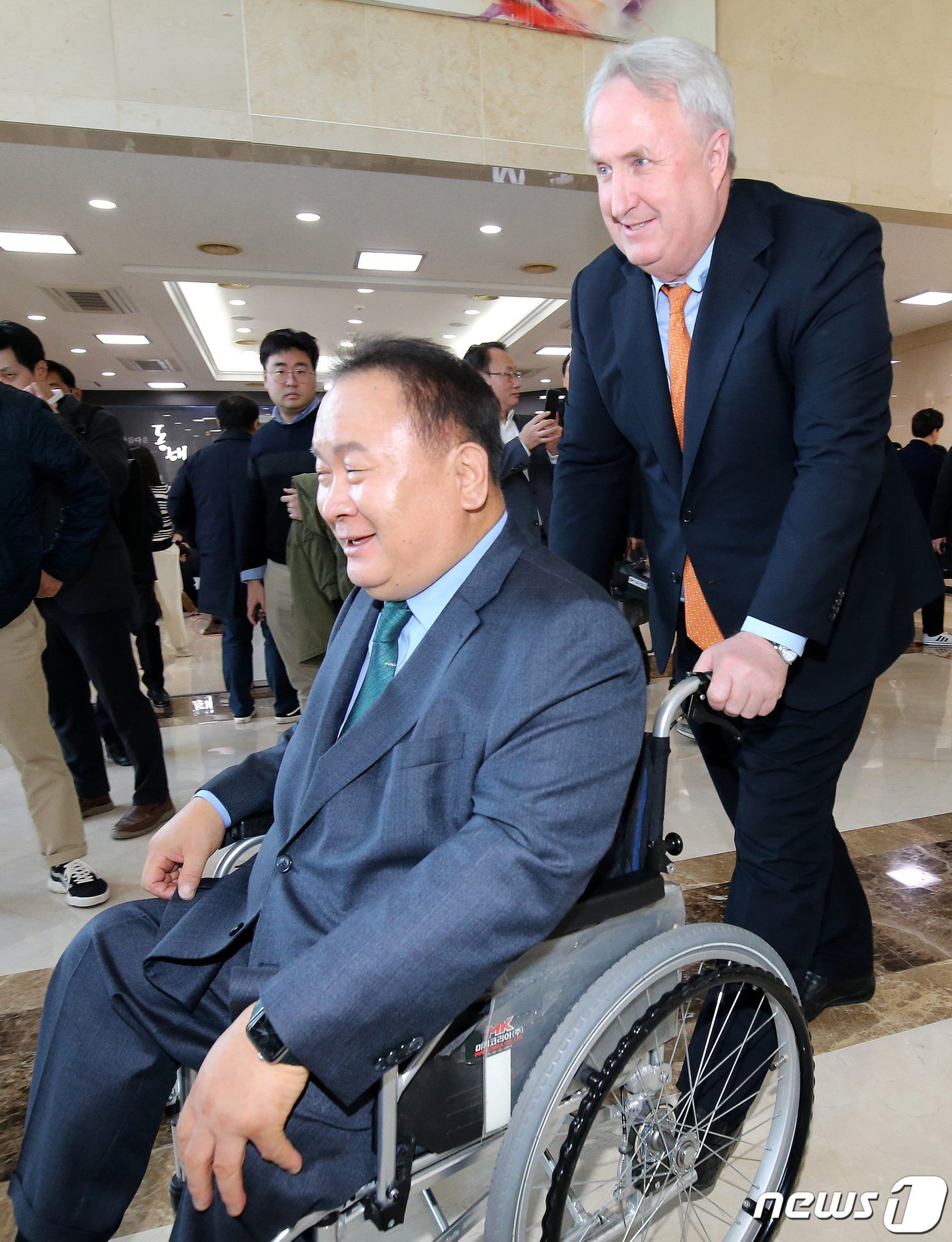 본문 이미지 - 인요한 국민의힘 혁신위원장이 21일 대전 유성구 한국과학기술연구원(KAIST)에서 열린 한국 정치의 문제점과 개혁방안 강연 및 토론회를 마친 이상민 더불어민주당 의원의 휠체어를 밀고 이동하고 있다. 2023.11.21/뉴스1 ⓒ News1 김기태 기자