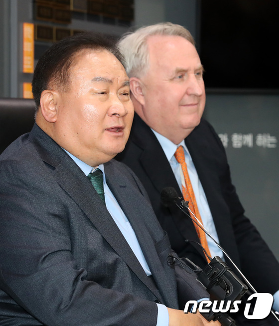 질문 답하는 이상민·인요한