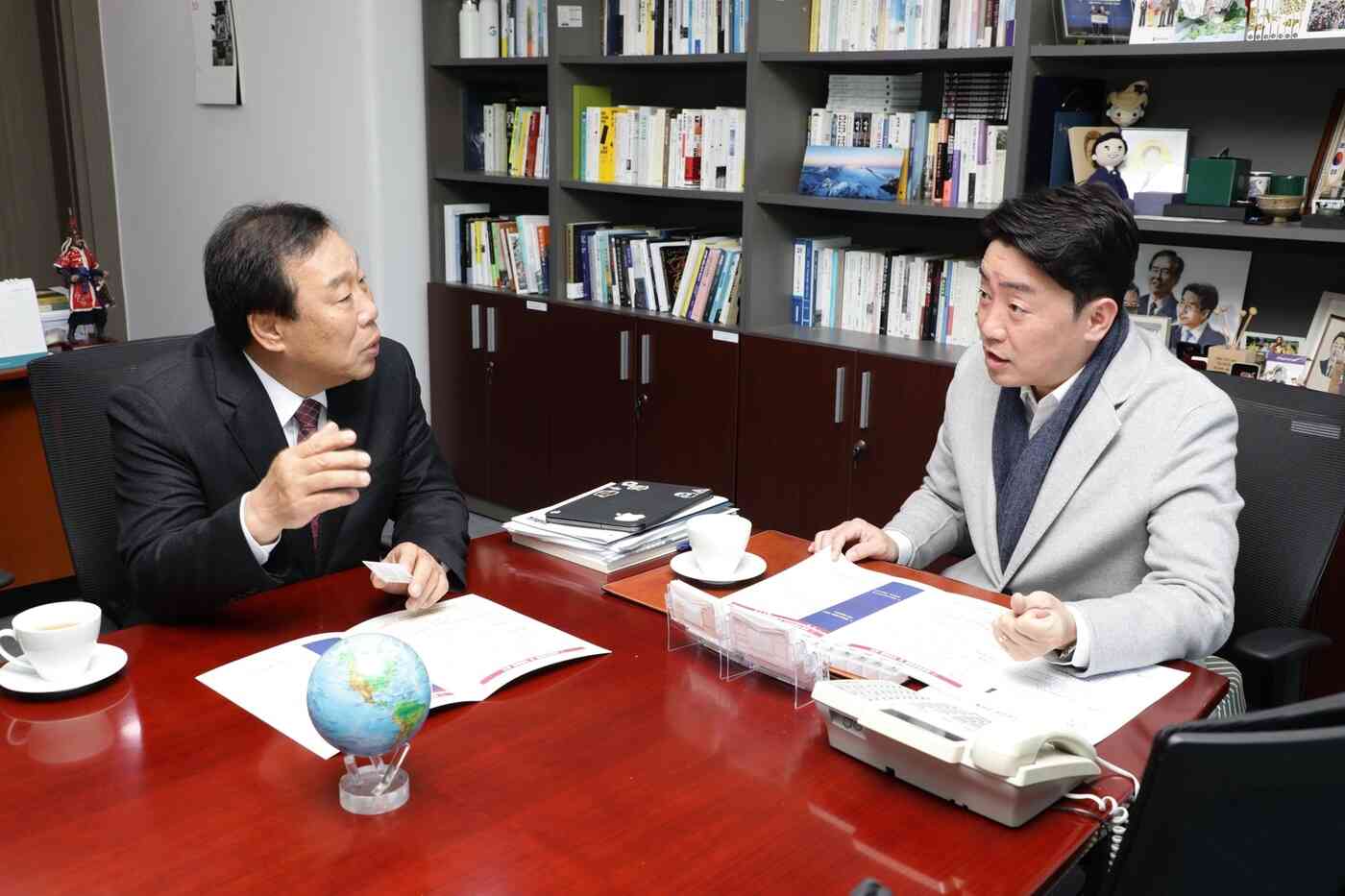 최민호 세종시장(왼쪽)이 21일 국회를 방문, 국민의힘 강훈식 국회 예산결산특별위원회 간사에게 세종시 주요 현안에 대한 국비 반영을 건의하고 있다. (세종시 제공) / 뉴스1