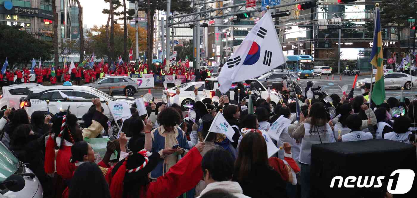 2030세계박람회(엑스포) 개최지 발표 일주일 전인 21일 오후 부산 부산진구 서면교차로 인근에서 열린 '2030부산세계박람회 유치 성공을 위한 출정식'에서 참석자들이 