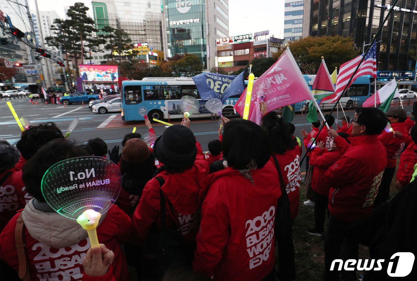 본문 이미지 - 2030세계박람회(엑스포) 개최지 발표 일주일 전인 21일 오후 부산 부산진구 서면교차로 인근에서 열린 '2030부산세계박람회 유치 성공을 위한 출정식'에서 참석자들이 "부산 이즈 레디(BUSAN IS READY)＂를 외치며 엑스포 유치 기원 응원을 펼치고 있다. 2023.11.21/뉴스1 ⓒ News1 윤일지 기자
