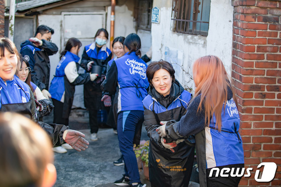 연탄나눔 봉사 활동 진행하는 장윤금 숙대 총장