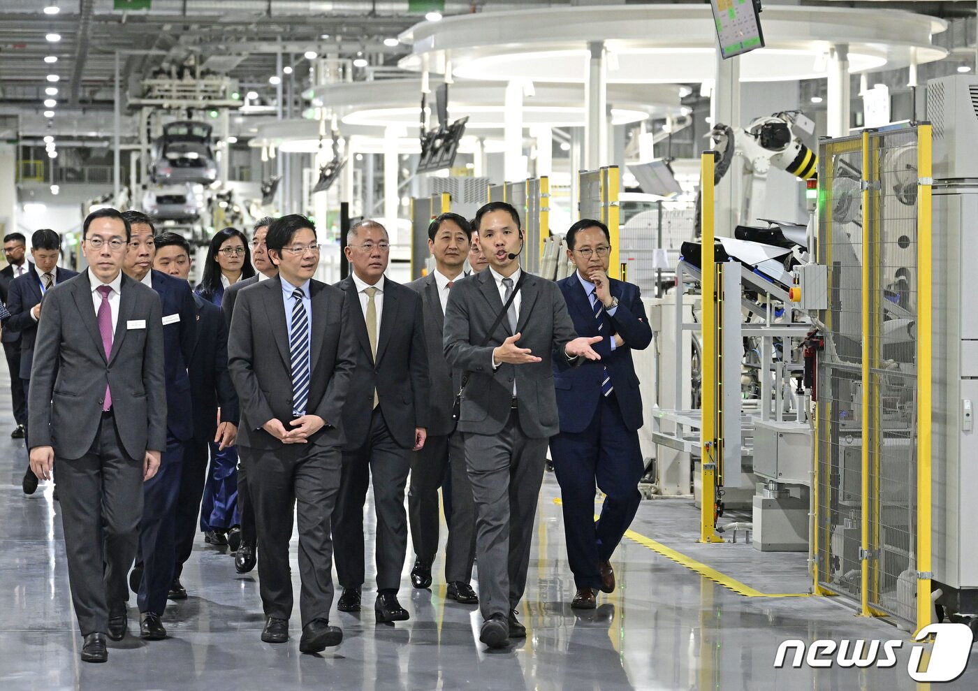 본문 이미지 - 정의선 현대차그룹 회장과 로렌스 웡 싱가포르 부총리가 21일 싱가포르 서부 주룽 혁신지구에 위치한 현대차그룹 싱가포르 글로벌 혁신센터에서 제조 시설을 둘러보고 있다. &#40;현대차그룹 제공&#41; 2023.11.21/뉴스1
