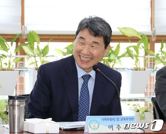 미소 짓는 이주호 부총리
