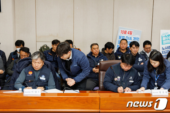 노사합의서에 서명하는 이양섭·명순필