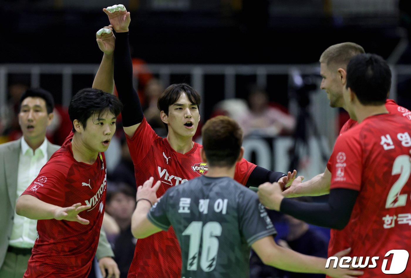 본문 이미지 - 한국전력 선수들이 21일 경기 수원체육관에서 열린 남자프로배구 2023-2024 도드람 V리그 한국전력과 현대캐피탈의 경기에서 환호하고 있다. (한국전력 배구단 제공) 2023.11.21/뉴스1